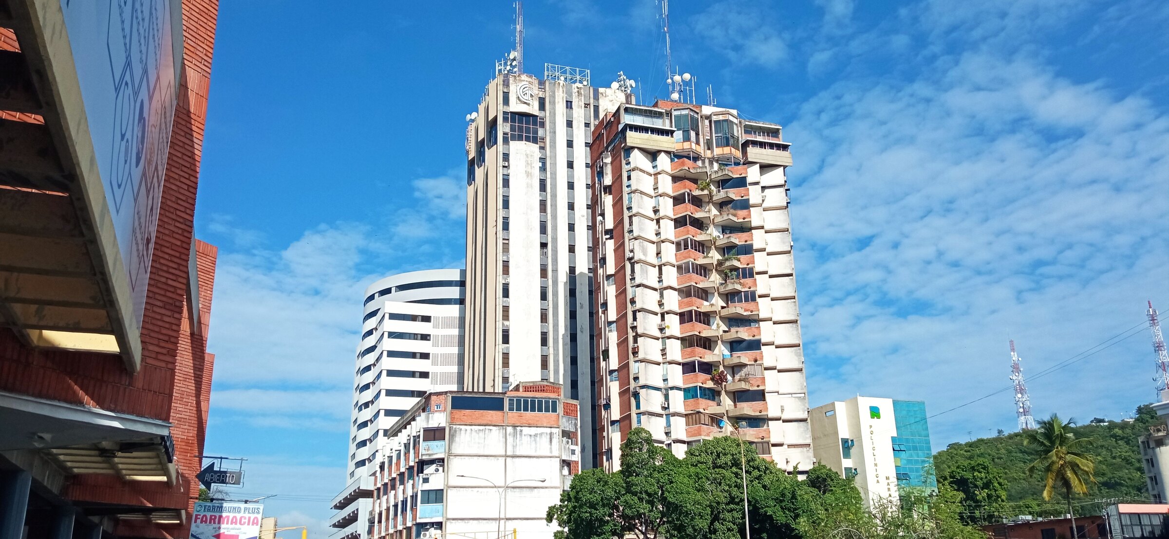 Torre Cosmopolitan y su entorno en la avenida 19 de Abril de Maracay